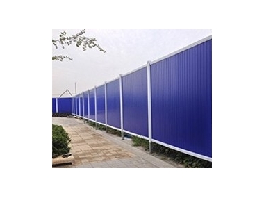 规范搭建 PVC 围挡，筑牢施工安全与环境屏障